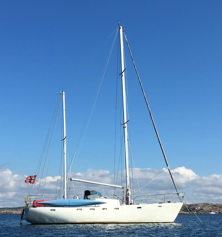 Marthine fortøyd ved brygge i klart vær