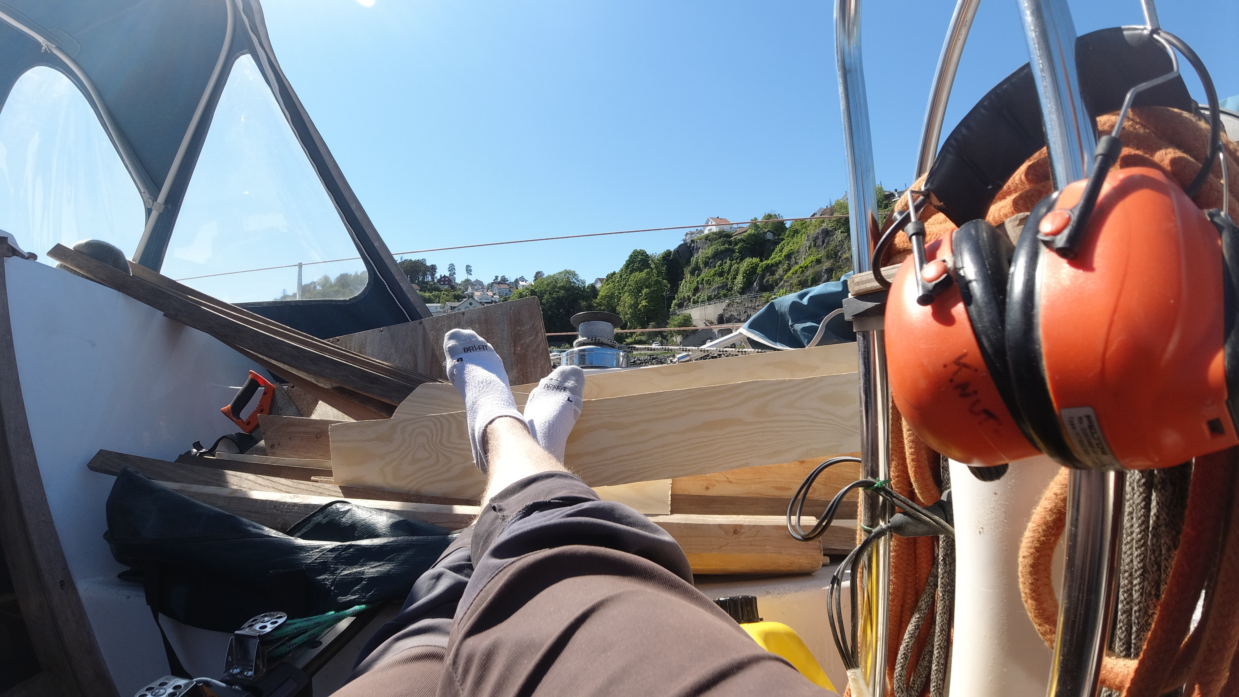 Interiør om bord i mykt kveldslys