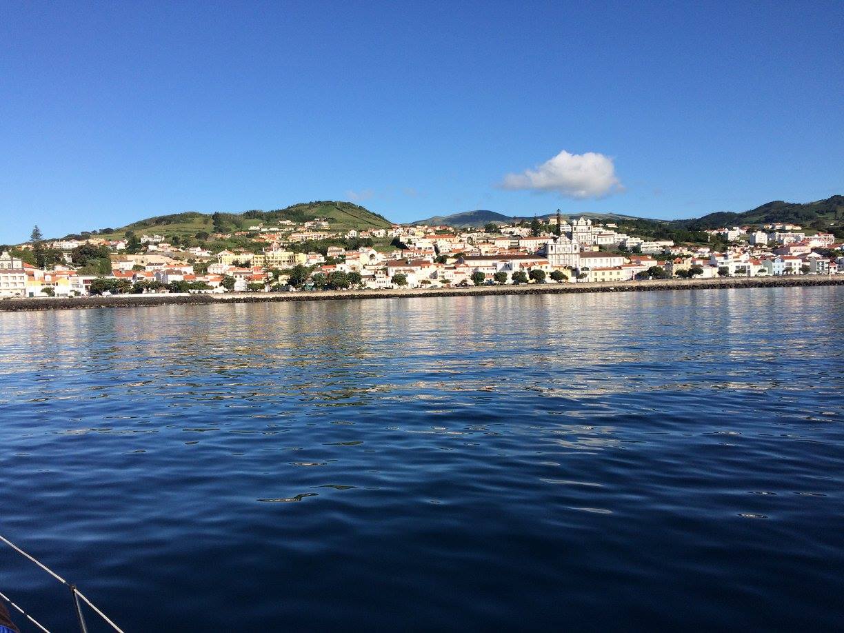 Horta Havn og fjell i bakgrunnen