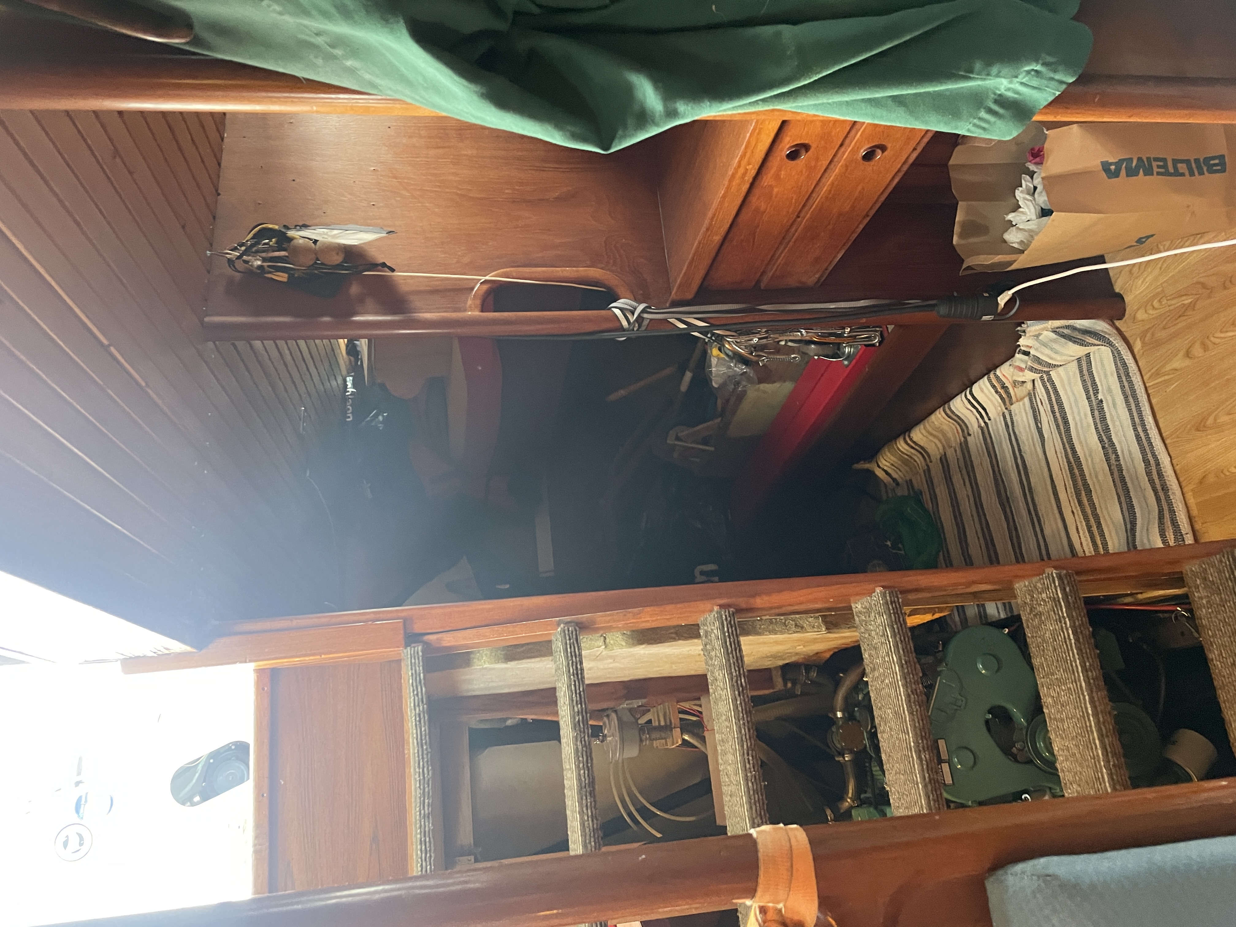 Interiør om bord med mykt lys